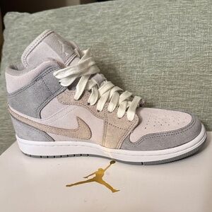 Women’s Air Jordan 1 Mid SE Sneakers size 6.5